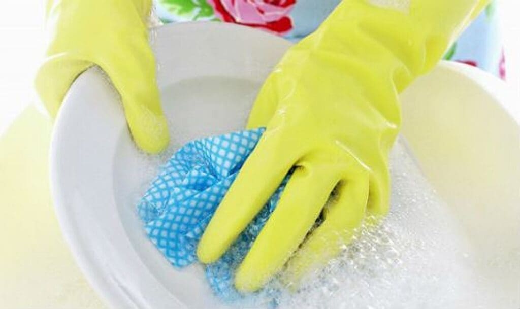 nên đeo găng tay khi rửa chén